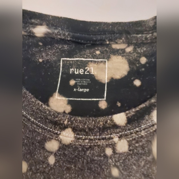 Red and White Rose Opposites Attract Graphic Tee Rue 21 XL - Picture 2 of 7